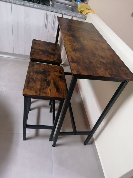 Mesa alta com dois bancos