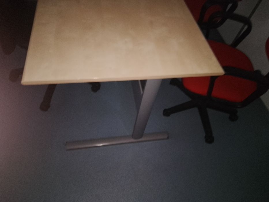 Mesa de escritório e oferta de  1 cadeira na compra da mesa