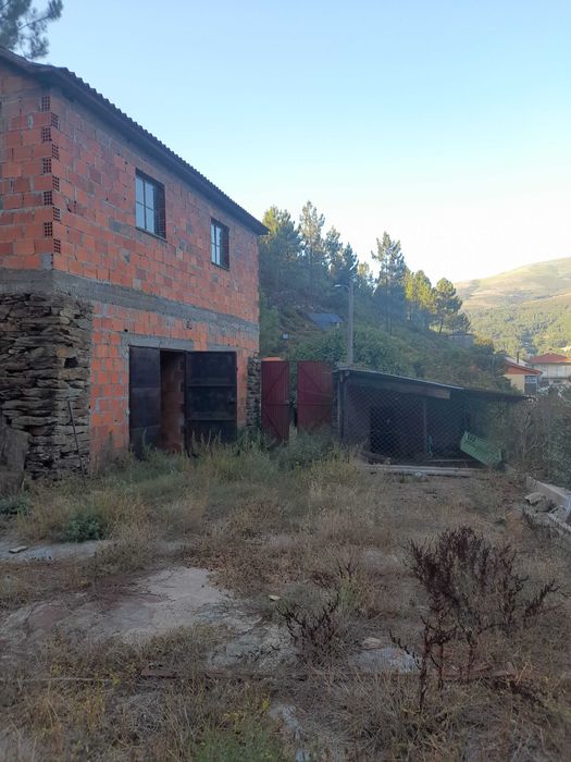 Venda propriedade e terreno à volta