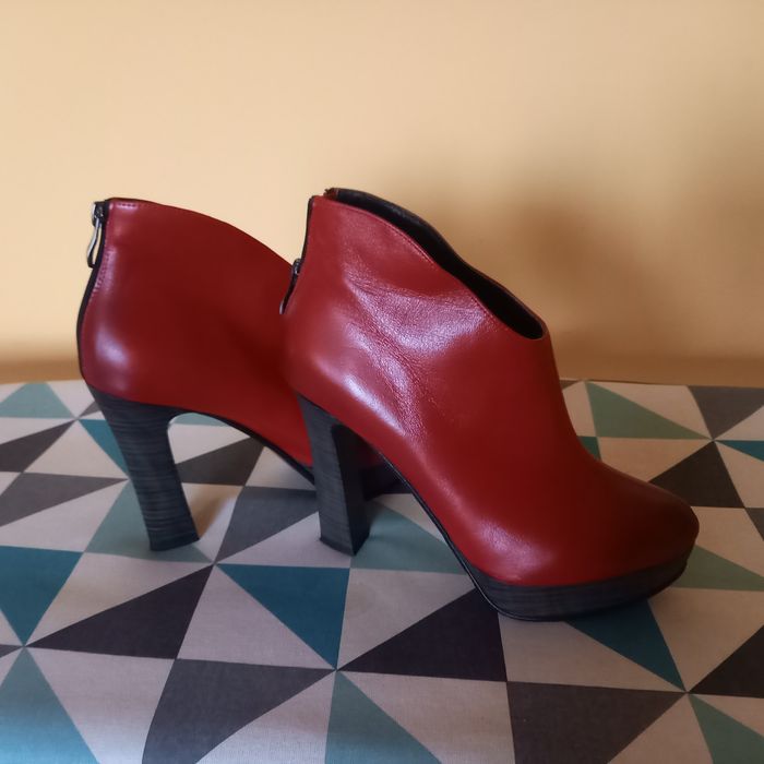 Botki ze skóry na obcasie firmy Bizzarro