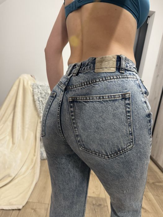 Soodnie jeansy mom slim fit Pull&Bear