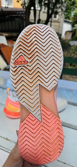 Оригінальні жіночі кросівки Adidas.