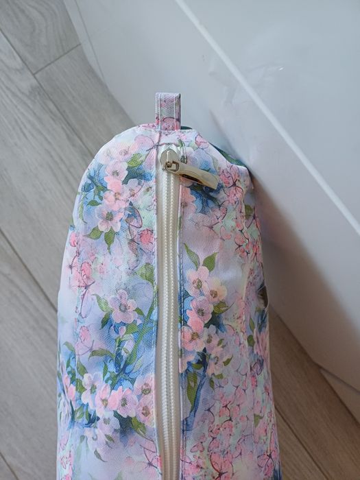 O Bag Standard, niebieski organizer w różowe kwiaty, motyle do torebki