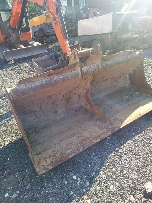 Łyżka skarpowka do koparki 15-30 ton  220 cm fi80 rozstaw 32x47