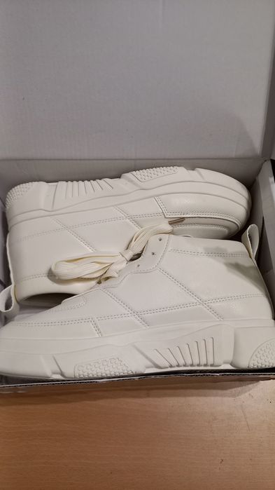 Sapato/Ténis brancos, novos.