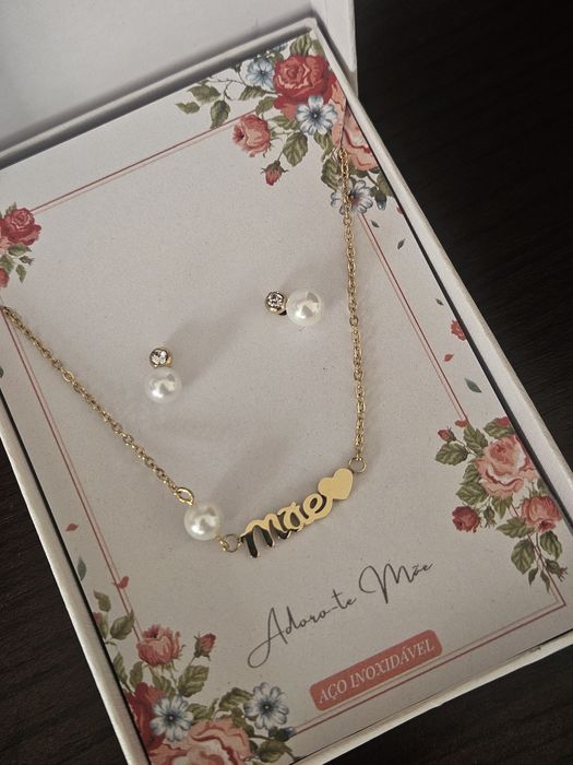 Conjunto brincos e colocar em aço dourado