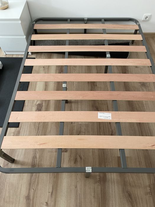 Estrado de cama 186x134 com 8 pés – como novo