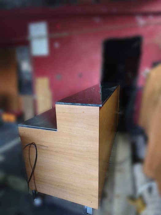 Balcão 2m com 3 portas e tampo de granito