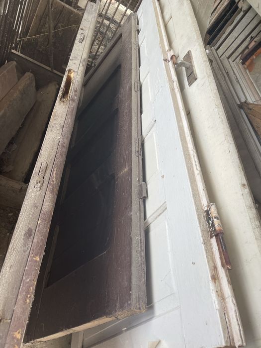 Двері глухі і одні двійні на застройку