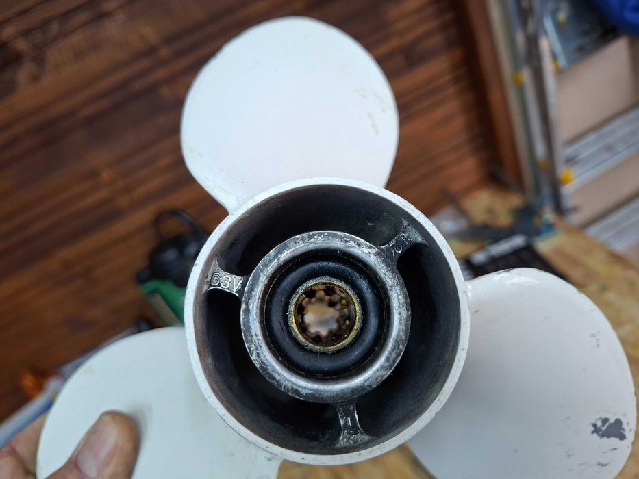 Śruba do silnika YAMAHA  9- 1/4" x 12 -J 1