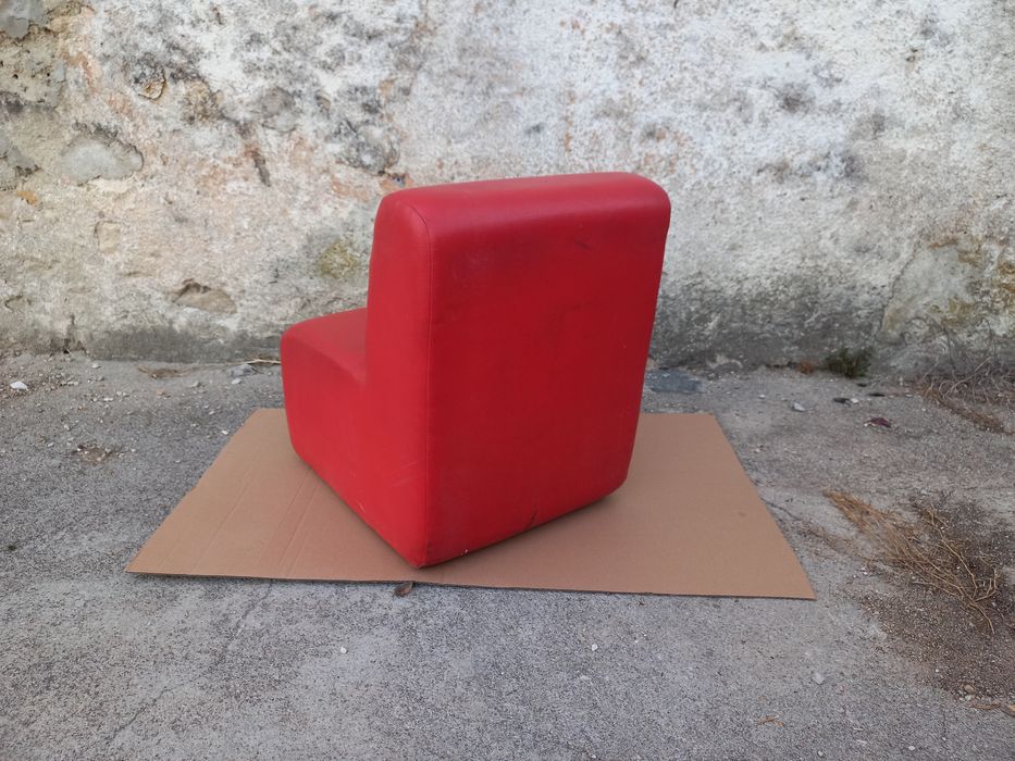 Vende se sofá/puff de criança em pele