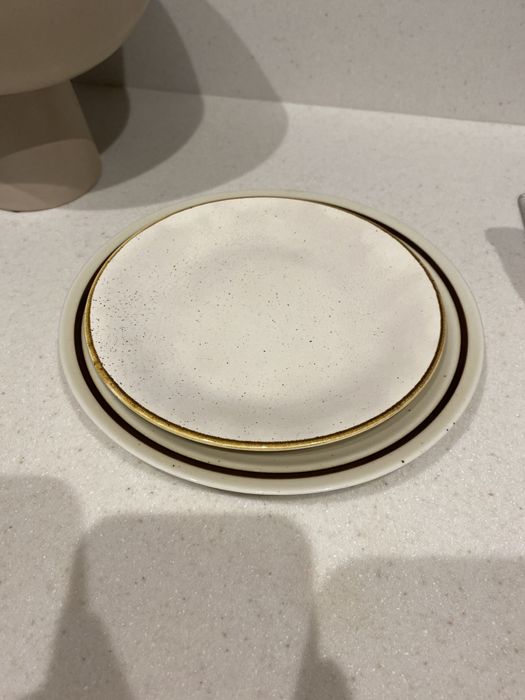 Dwa talerze vintage kremowe