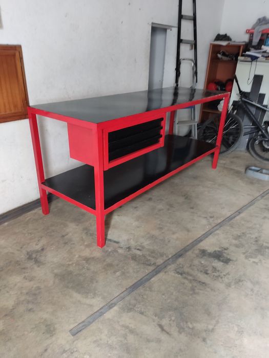 Bancada de trabalho com gavetas