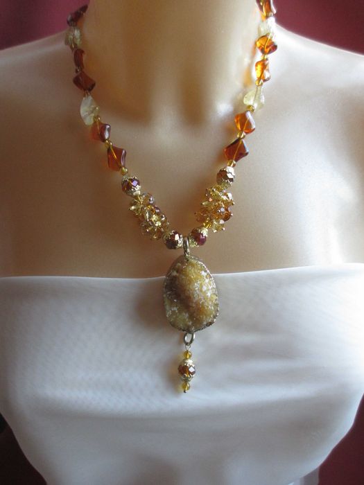 Колье с подвеской