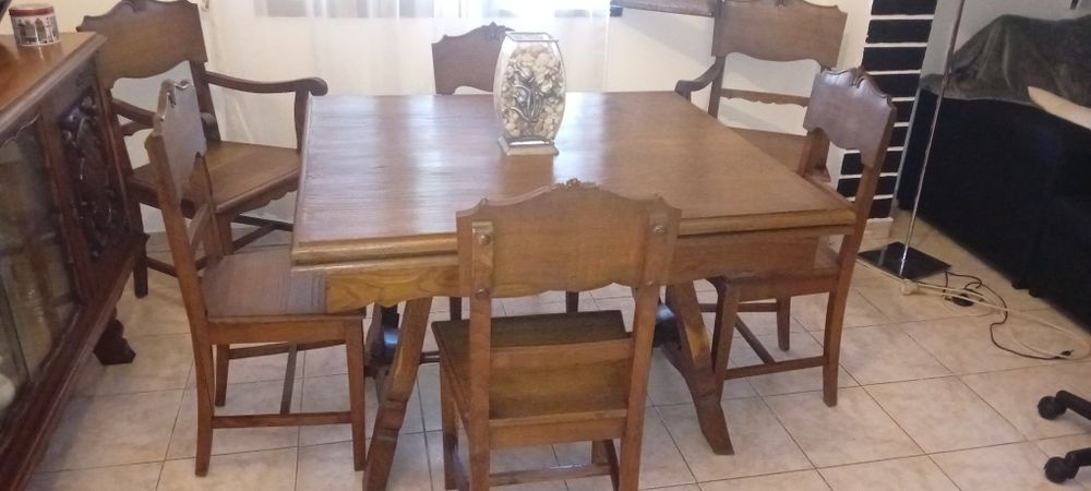 Conjunto de mesa com cadeiras.