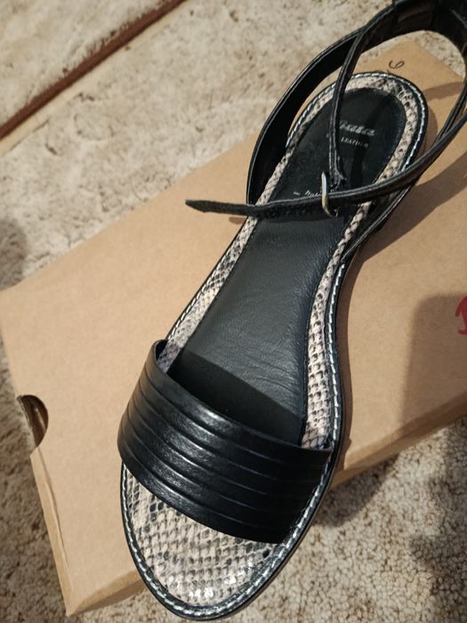 Продам жіночі шкіряні босоніжки Bata р.39