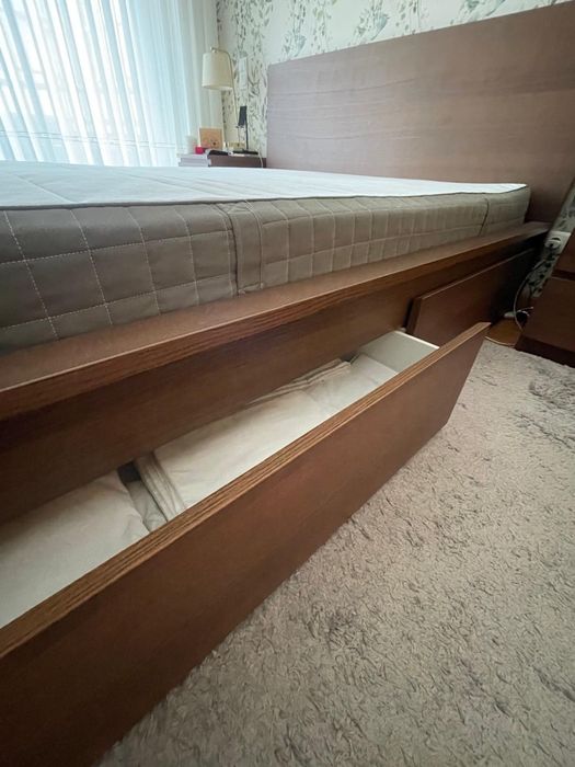 Cama malm com estrado