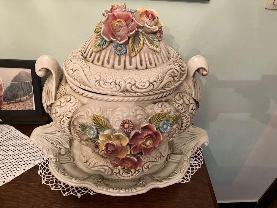 Waza porcelanowa z pokrywką i talerzem.