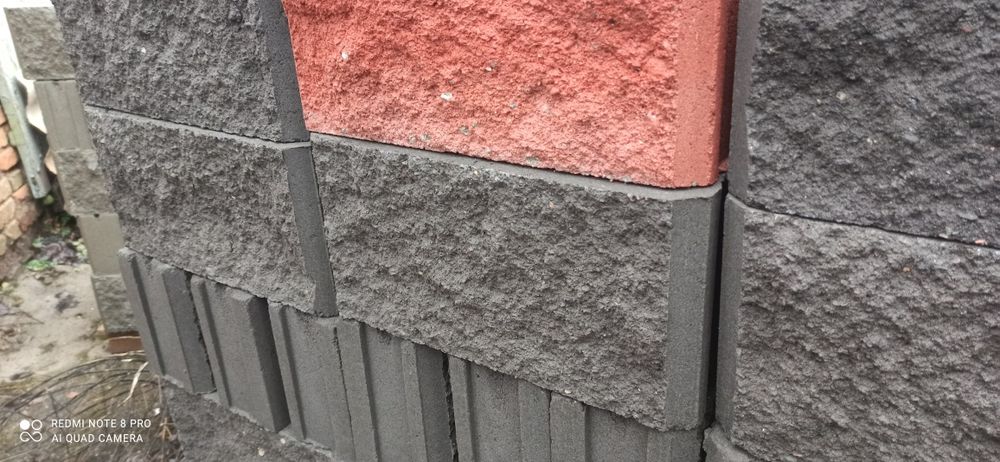 Шлакоблок  заборний та стіновий усилений із бетону . Колотий блок.