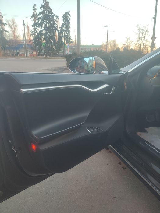 Tesla Model S 400к.с