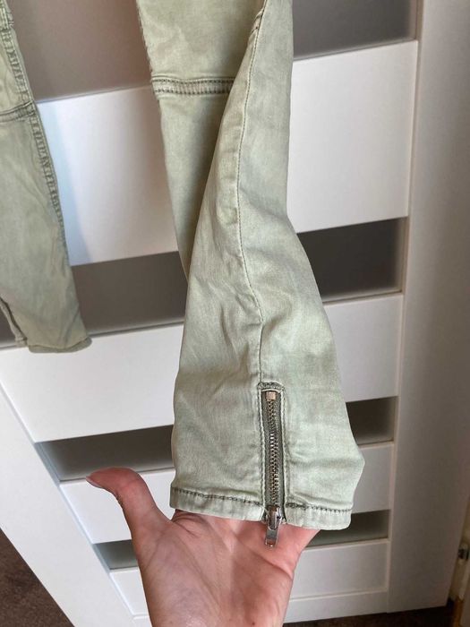 Spodnie rurki Zara khaki skinny zamki pastelowy zielony