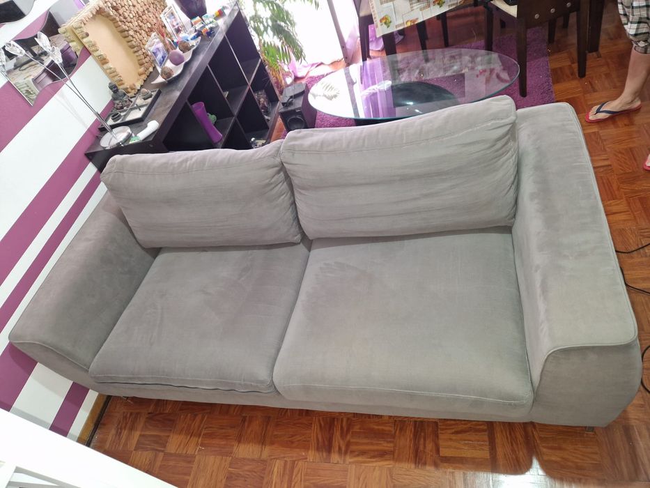 Móveis de sala: 1 sofá, 1 tapete, 1 aparador, 1 mesa de centro e 1 mes