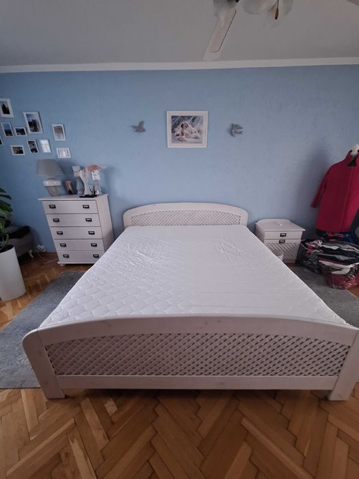 łózko duże wygodne