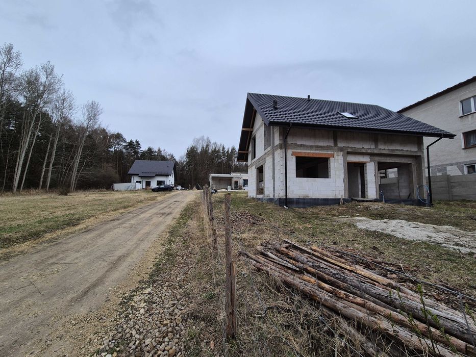 Dom w stanie surowym – blisko lasu, stawu i centrum
