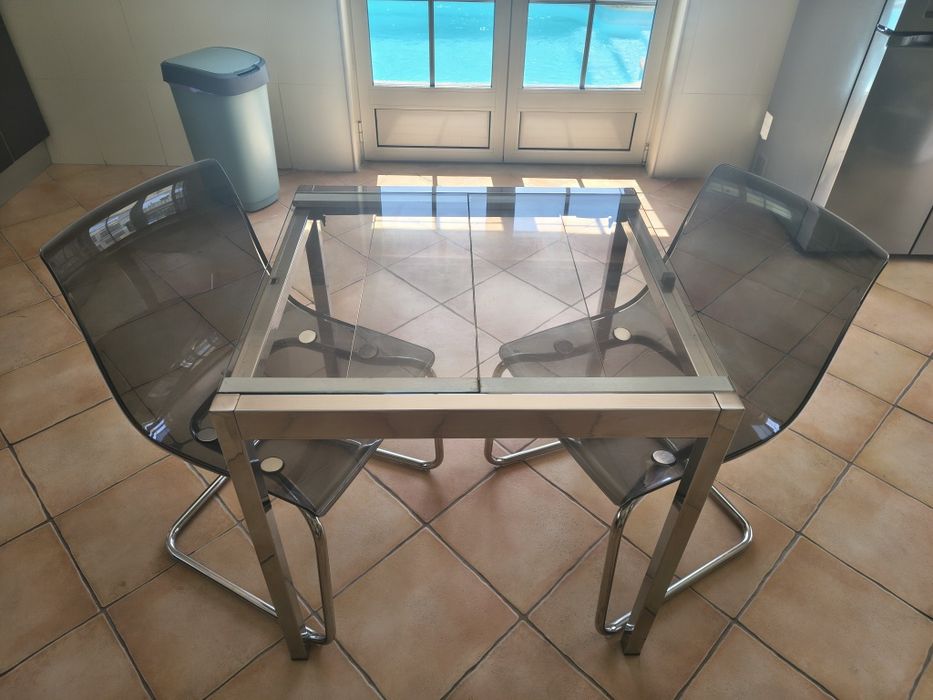 Mesa de vidro extensível e cadeiras