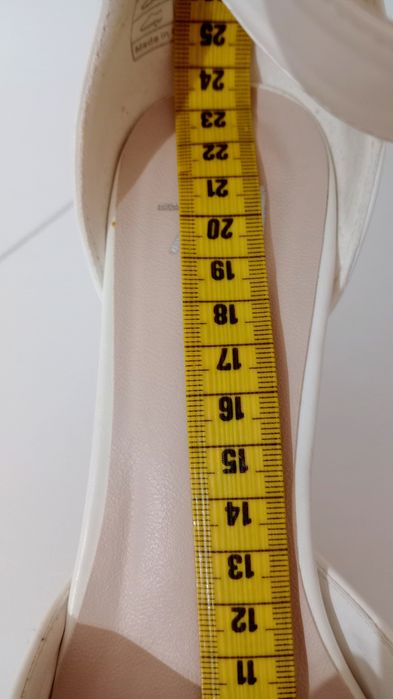 Biale szpilki  kryta pięta kryte palce zapinane na kostce 37
