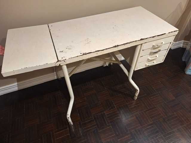 Secretária antiga em ferro