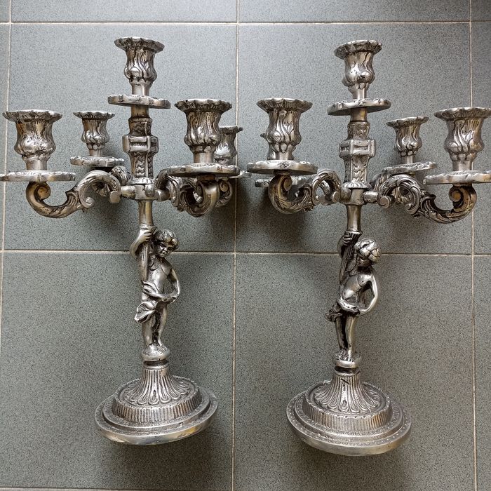 Par de candelabros 5 lumes em estanho com anjinhos "putti"