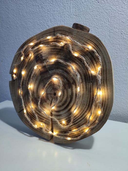 Decoração iluminada em tronco de madeira, artesanal, feita à mão