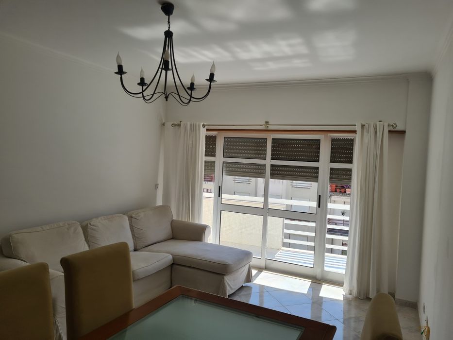 Sofá três lugares com chaise long