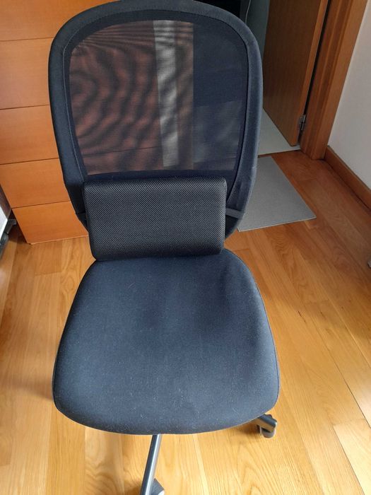 Secretária com Estantes e cadeira