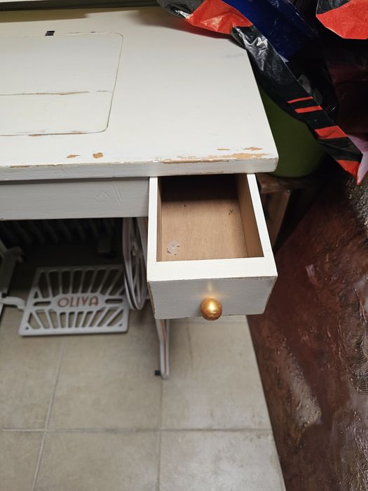 Mesa restaurada com máquina de costura  Oliva