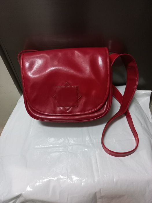 Mala de senhora vermelha com fecho e alça tiracolo