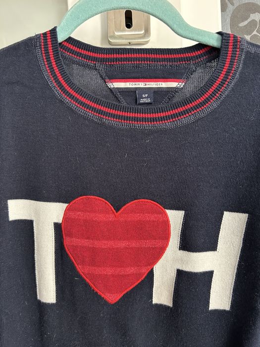 Śliczny sweterek marki Tommy Hilfiger !
