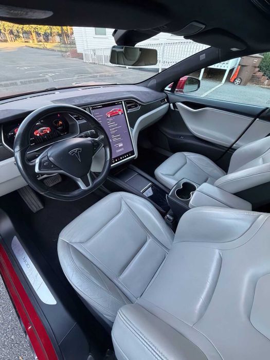 Tesla Model S 85D      2015