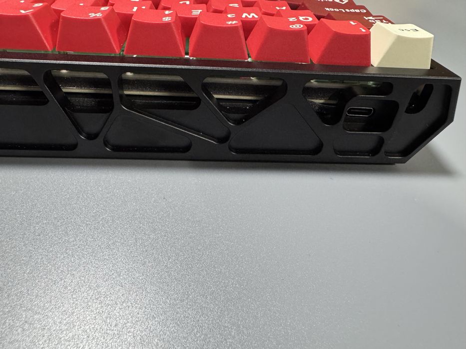 Механічна клавіатура з акриловим бекплейтом