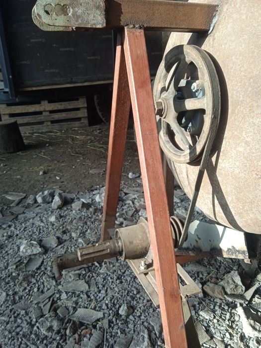 Кукурудз'яна дробарка , дробірка кукурудзи, в початках.