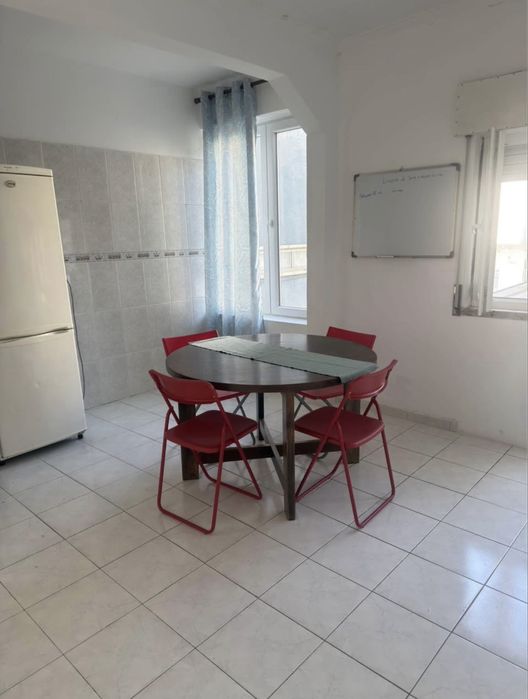 Arrendo quarto com varanda