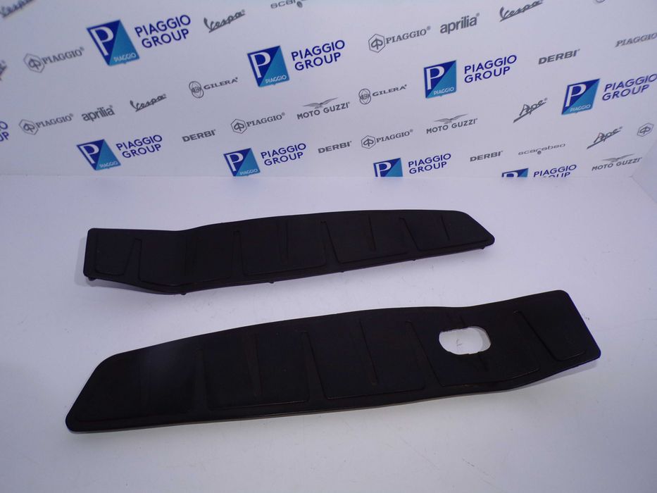Gumy podłogi Dywaniki komplet Piaggio MP3 125/500cc 06-13r. OEM.