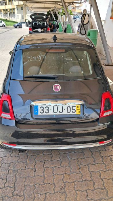 Fiat 500 preto com teto panoramico