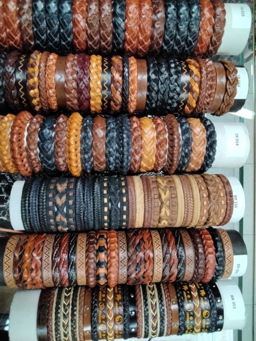 Pulseiras de couro em tubo