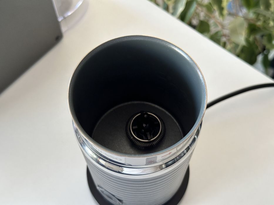 Капсульна кавоварка Nespresso Pixie Titan + Капучинатор