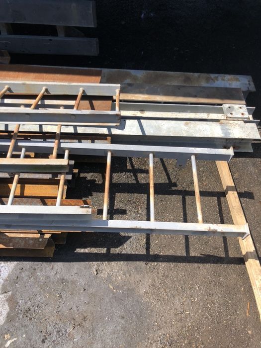 Escada metálica de emergencia