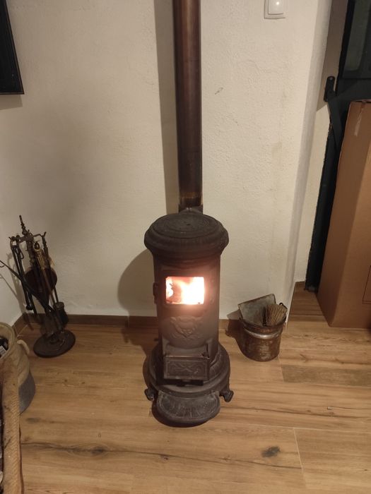 Salamandra Oliva , mais cesto para lenha e Acessórios de limpeza