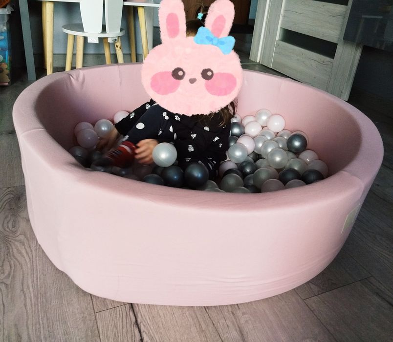 Różowy basen z kulkami