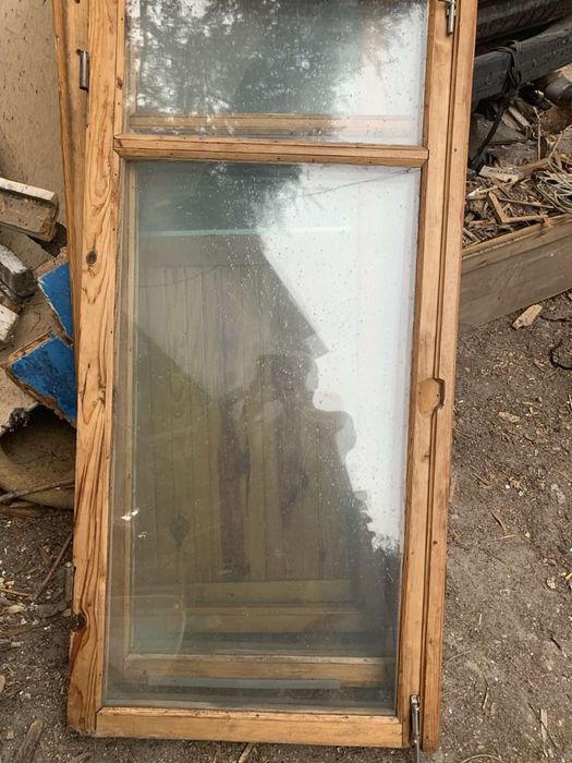 Деревянные  двери и окна в сборе